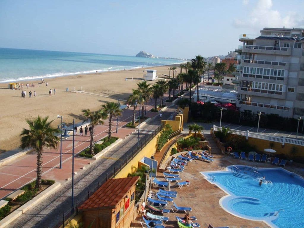 La playa junto al Gran Hotel Peñíscola